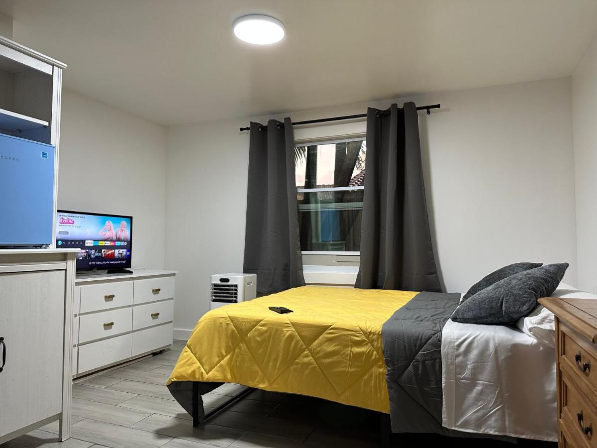 Serene Full Bed With 50 Inch Smart Tv, Netflix, Airplay, Mini-Fridge, And 500 Mbps Wifi Near Fiu, Dolphin Mall, Airport Miami Exterior foto