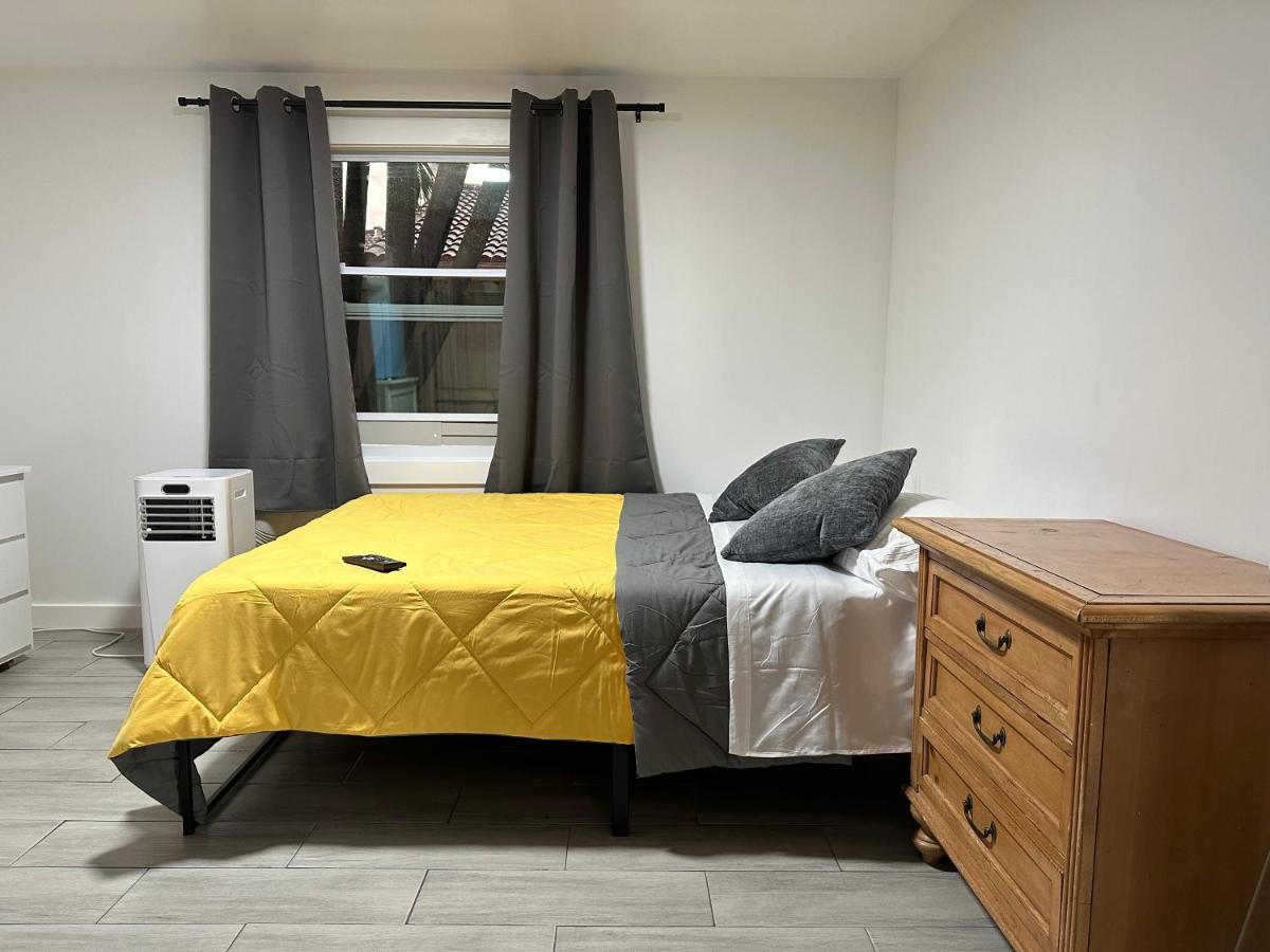 Serene Full Bed With 50 Inch Smart Tv, Netflix, Airplay, Mini-Fridge, And 500 Mbps Wifi Near Fiu, Dolphin Mall, Airport Miami Exterior foto
