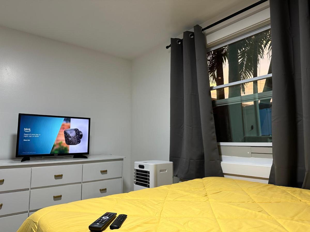 Serene Full Bed With 50 Inch Smart Tv, Netflix, Airplay, Mini-Fridge, And 500 Mbps Wifi Near Fiu, Dolphin Mall, Airport Miami Exterior foto